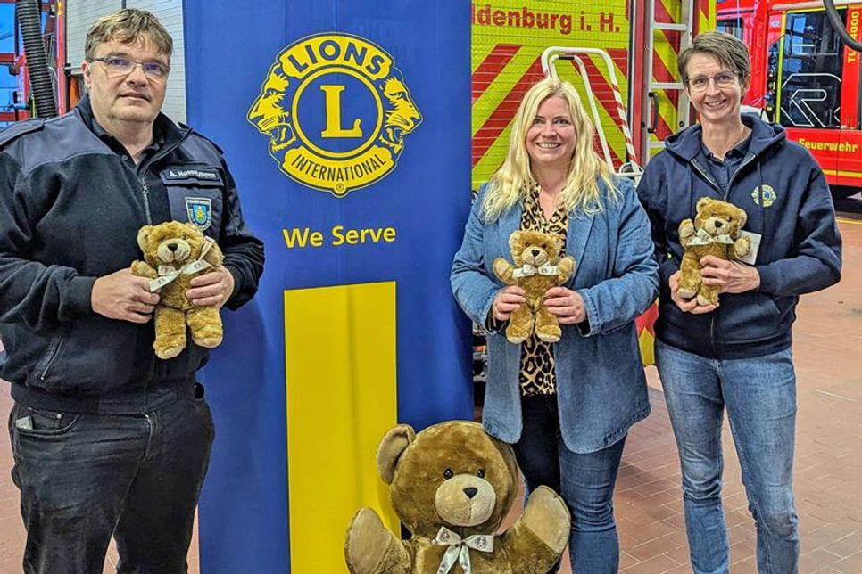 Von links: Andre Hasselmann (Gemeindewehrführer Feuerwehr Oldenburg i. H.), Sophie Ernst und Dr. Birgit Rinn (beide Lions-Club Oldenburg i. H.)