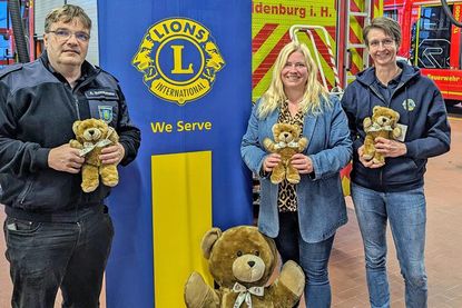 Von links: Andre Hasselmann (Gemeindewehrführer Feuerwehr Oldenburg i. H.), Sophie Ernst und Dr. Birgit Rinn (beide Lions-Club Oldenburg i. H.)