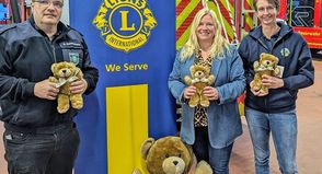 Von links: Andre Hasselmann (Gemeindewehrführer Feuerwehr Oldenburg i. H.), Sophie Ernst und Dr. Birgit Rinn (beide Lions-Club Oldenburg i. H.)