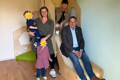 Nicole Craffonara (lks.), Leiterin der Kinderkrippe St. Nicolai, präsentiert in Anwesenheit der Regionalleitung vom KiTa-Werk Jana Trapp und Bürgermeister Sebastian Rieke die neue Spielebene.