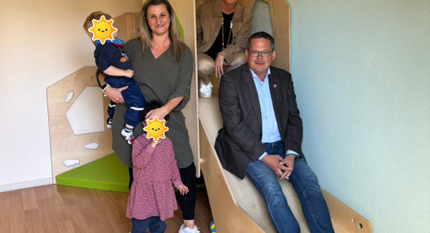 Nicole Craffonara (lks.), Leiterin der Kinderkrippe St. Nicolai, präsentiert in Anwesenheit der Regionalleitung vom KiTa-Werk Jana Trapp und Bürgermeister Sebastian Rieke die neue Spielebene.