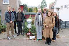 Schüler und Lehrer der Arnesbokenschule haben ein Projekt gestartet und eine Patenschaft über die Stele und das Info-Schild übernommen. In der vergangenen Woche waren sie der Einladung von Ingaburg Klatt (2.v.li.) zur „Feierstunde“ gefolgt.