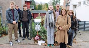 Schüler und Lehrer der Arnesbokenschule haben ein Projekt gestartet und eine Patenschaft über die Stele und das Info-Schild übernommen. In der vergangenen Woche waren sie der Einladung von Ingaburg Klatt (2.v.li.) zur „Feierstunde“ gefolgt.