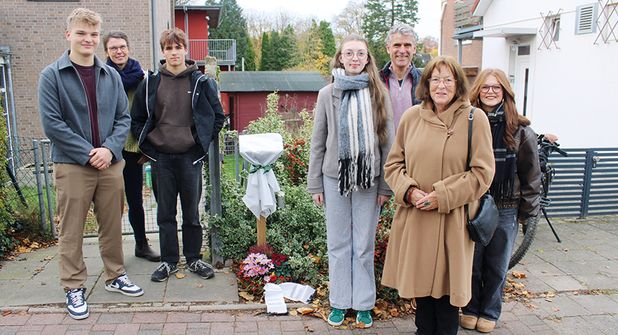 Schüler und Lehrer der Arnesbokenschule haben ein Projekt gestartet und eine Patenschaft über die Stele und das Info-Schild übernommen. In der vergangenen Woche waren sie der Einladung von Ingaburg Klatt (2.v.li.) zur „Feierstunde“ gefolgt.