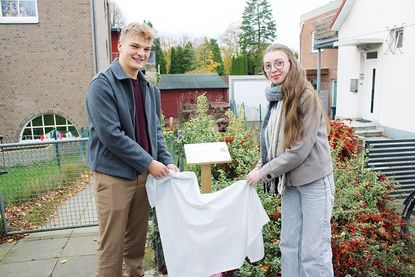Die Zehntklässler Mads Georg Steffens und Neele Hamdorf enthüllten die Infotafel an der Stele.