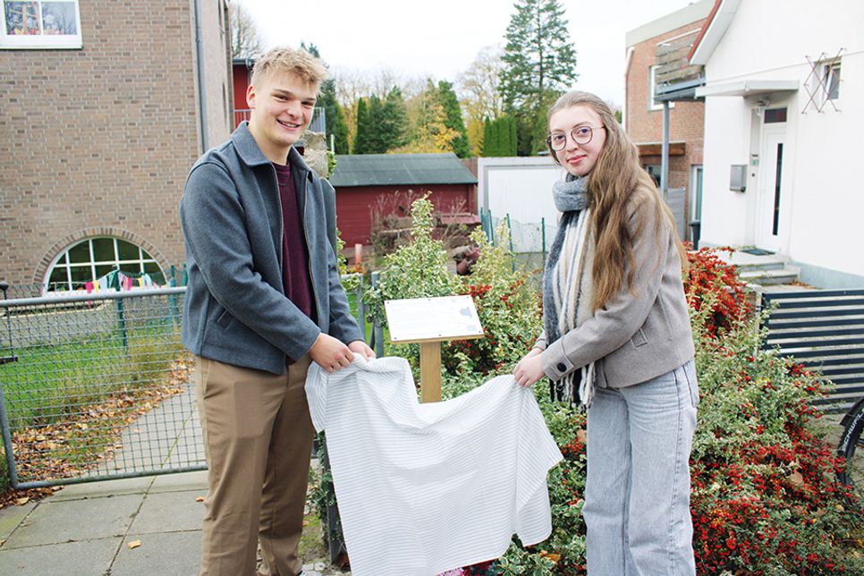Die Zehntklässler Mads Georg Steffens und Neele Hamdorf enthüllten die Infotafel an der Stele.