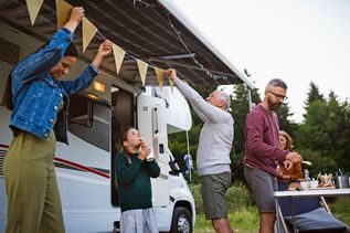 Ob mit Wohnmobil, Caravan oder Zelt: Campingurlaub ist bei den Deutschen beliebt. Foto: DJD/DEVK/Halfpoint - stock.adobe.com
