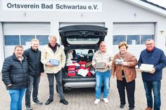Carsten Dyck (v.li.), Cedric Pietsch, Andreas Marks und Frank Schumacher bei der Übergabe der Verbandskästen an Ellen Brümmer und Gerd Schuberth.