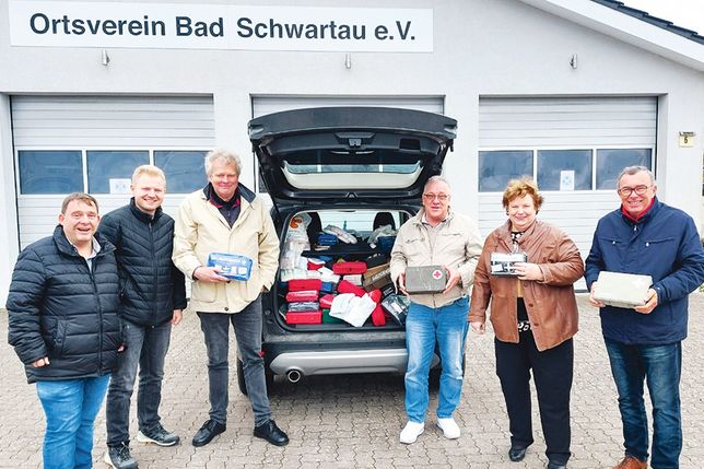 Carsten Dyck (v.li.), Cedric Pietsch, Andreas Marks und Frank Schumacher bei der Übergabe der Verbandskästen an Ellen Brümmer und Gerd Schuberth.