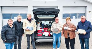 Carsten Dyck (v.li.), Cedric Pietsch, Andreas Marks und Frank Schumacher bei der Übergabe der Verbandskästen an Ellen Brümmer und Gerd Schuberth.