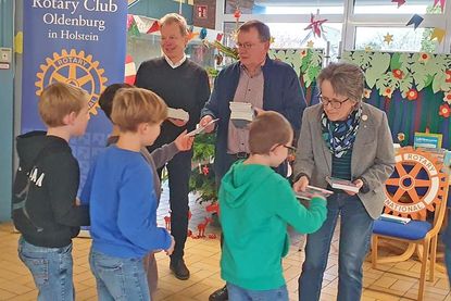 Rotarier schenken Kindern der 2. Klassen Bücher - v.l.: Kinder der 2. Klassen, Rotarier Dieter Fischer, Präsident Uwe Lankau.
