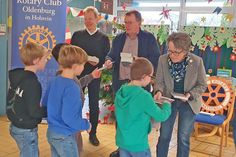 Rotarier schenken Kindern der 2. Klassen Bücher - v.l.: Kinder der 2. Klassen, Rotarier Dieter Fischer, Präsident Uwe Lankau.