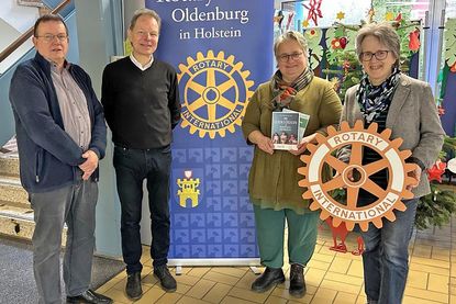 Rotarier und Schulleitung freuen sich über die Bücherspende des Rotary Clubs Oldenburg in Holstein - v.l.: Präsident Uwe Lankau, Rotarier Dieter Fischer, Schulleiterin Gesine Böllnitz und Rotarierin Susanne Knees.
