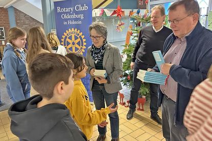 Die Rotarier verschenken Bücher an die Kinder der 4. Klassen - v.l.: Susanne Knees und Dieter Fischer, Präsident Uwe Lankau.