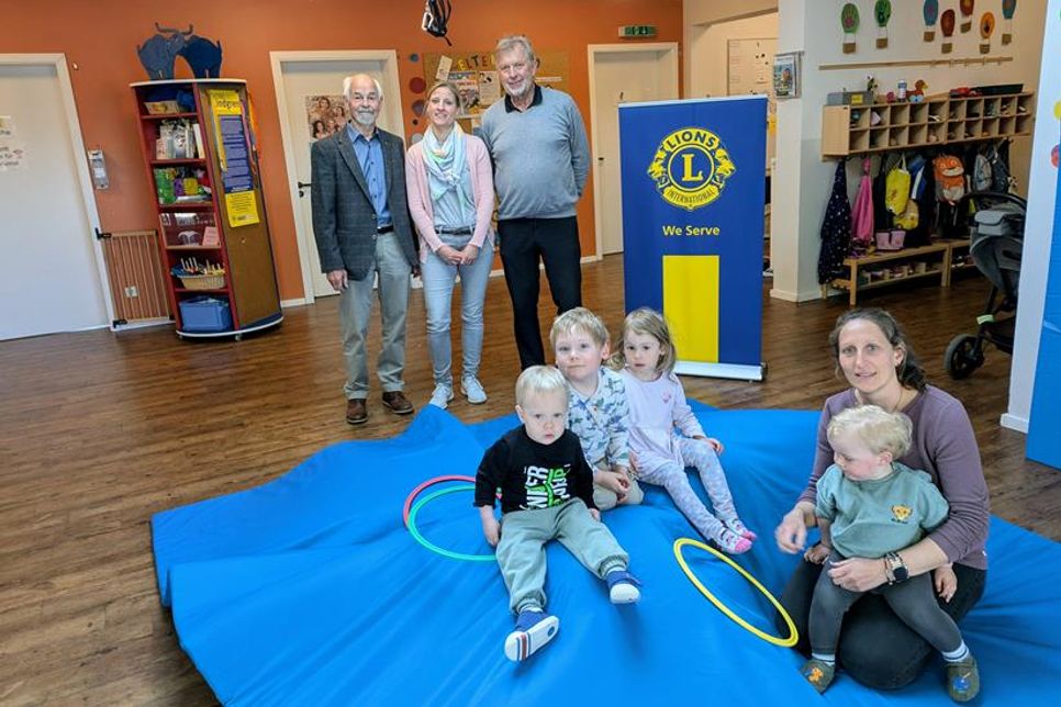 Foto hinten: Dr. Gerhard Wiebe (Activity Beauftragter) und Thomas Stanisak (Präsident) vom Lions Club mit Lena Kohlsaat (DKSB Ortsverband Heiligenhafen e.V.) vorn: Jennifer Streuter (Erzieherin) mit Krippenkindern der „Blauen Gruppe“
