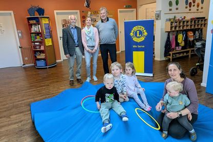 Foto hinten: Dr. Gerhard Wiebe (Activity Beauftragter) und Thomas Stanisak (Präsident) vom Lions Club mit Lena Kohlsaat (DKSB Ortsverband Heiligenhafen e.V.)  vorn: Jennifer Streuter (Erzieherin) mit Krippenkindern der „Blauen Gruppe“