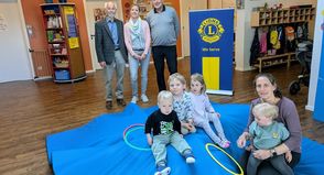 Foto hinten: Dr. Gerhard Wiebe (Activity Beauftragter) und Thomas Stanisak (Präsident) vom Lions Club mit Lena Kohlsaat (DKSB Ortsverband Heiligenhafen e.V.)  vorn: Jennifer Streuter (Erzieherin) mit Krippenkindern der „Blauen Gruppe“