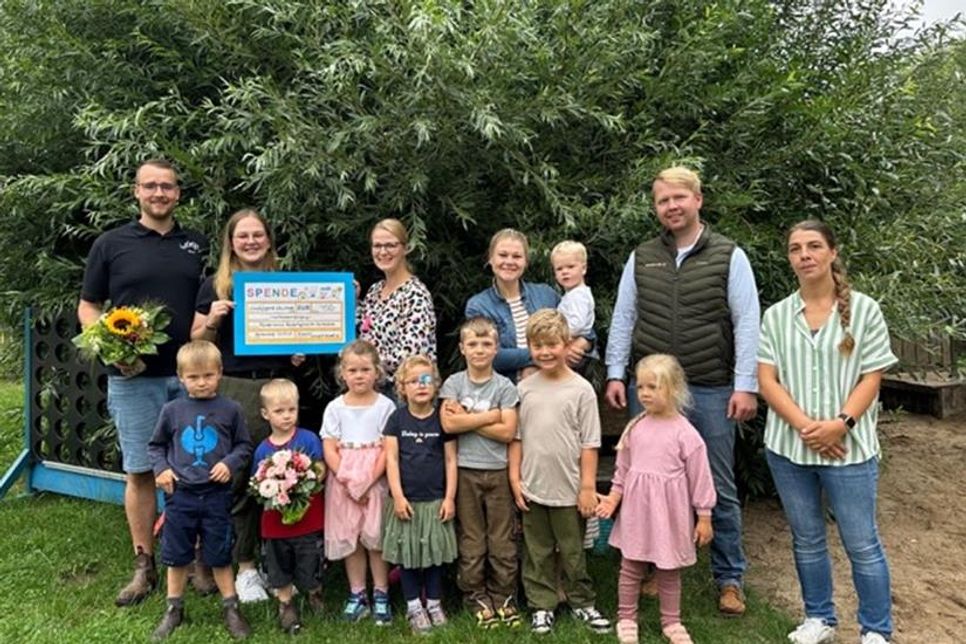 Simon Wulf (Vorstand Landjugend Neustadt), Katharina Hansen, Ronja Mau, Janina Werner (Vorstand Förderverein), Caspar Einfeldt (Vorstand Landjugend Neustadt) und Erzieherin Julia Bernier (v. lks.).