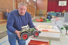 Klaus Ahrens ist ein Fan von Treckern, vier Modelle mit allem Drum und Dran besitzt er.