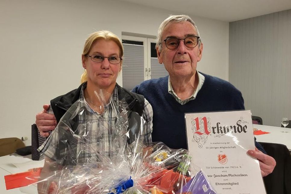 1. Vorsitzende Melanie Lindau mit Ehrenmitglied Hans-Joachim Michaelsen.