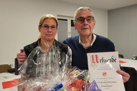 1. Vorsitzende Melanie Lindau mit Ehrenmitglied Hans-Joachim Michaelsen.