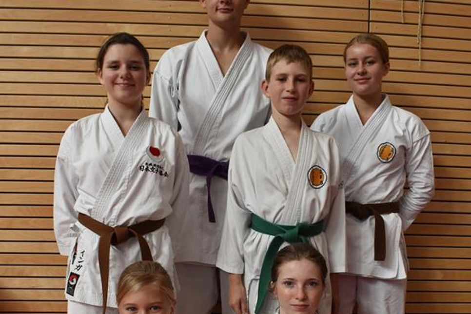 Inga Lotta Krämer, Piet Müller, Jesper Zabor, Pietje Schultz (stehend v. lks.),  Karlotta Gerthenreich, Sophie Bohner (kniend).