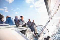Wer seine Ausrüstung regelmäßig kontrolliert und mögliche Schwachstellen frühzeitig erkennt, schafft die besten Voraussetzungen für entspannte und sichere Törns.