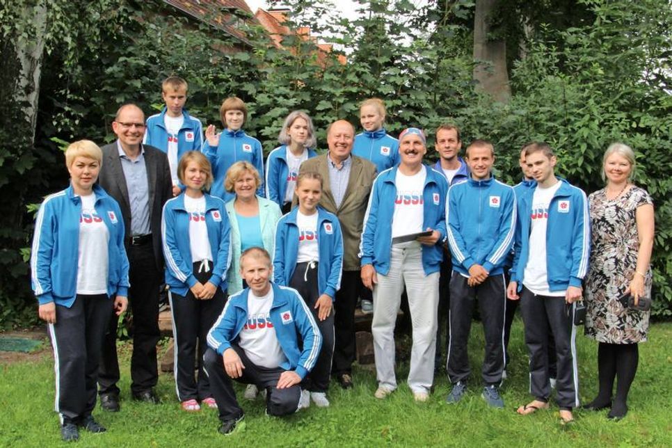 Die Gruppe aus Russland mit ihrem Leiter Sergei Zverev (kniend) sowie Martin Liegmann vom DKSB (2. v. lks.), Stadtrat Friedrich-Karl Kasten (Mi.) und Organisatorin Larissa Sharapova bei der offiziellen Begrüßung.