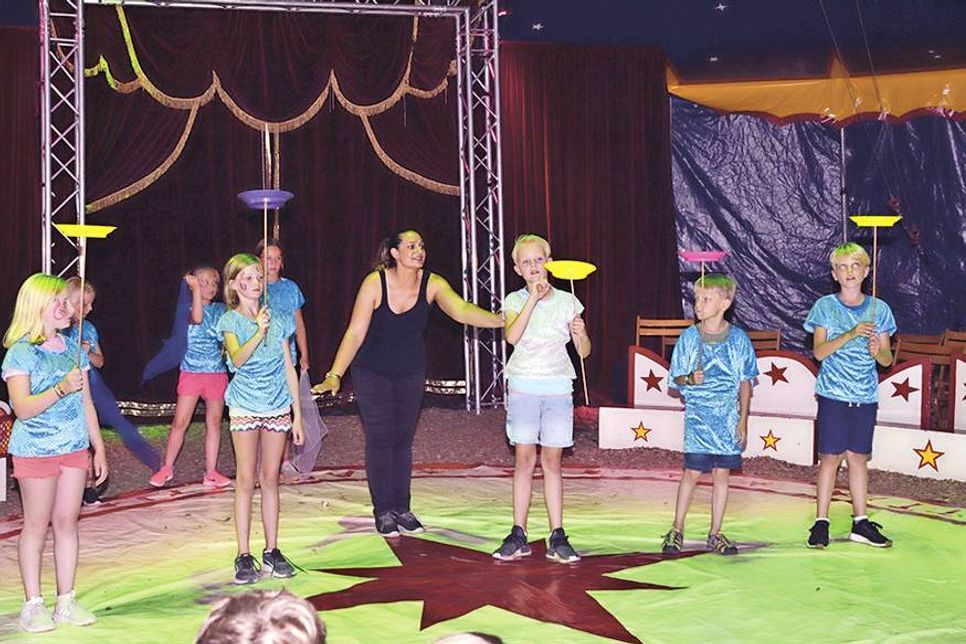 Im Mitmach-Zirkus „Zaretti“ präsentierten Kids und Teens eine Woche lang ihr Können in der Manege. (Foto: René Kleinschmidt)