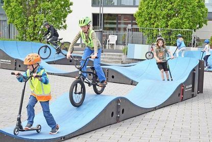 Der Pumptrack auf dem Cathrinplatz wurde am vergangenen Sonntag „eingeweiht“ und wird nicht nur beim Kinderfest des Schusterfests ein Highlight sein – der Parcours kann täglich von Interessierten genutzt werden.