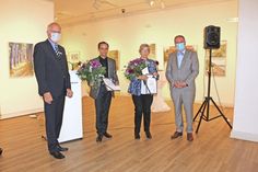 Landrat Reinhard Sager und Kreispräsident Harald Werner überreichten den Kulturpreis des Kreises Ostholstein an Marianne Loocks und Sergej Tcherepanov.