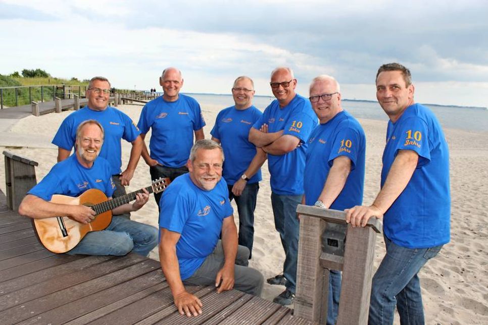 Die musizierenden Wachmänner der „Oldie-Wache“ in Pelzerhaken.