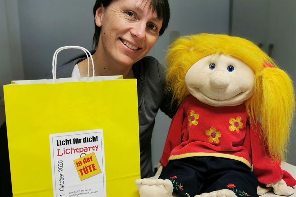Petra Sander (Leiterin des Kindergottesdienstes) mit der Handpuppe Jule.