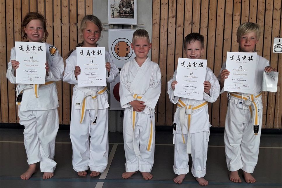 Lennox Oehlhey, Thiara Reichert, Felix Hafemeister, Mina Schweigert und Tom Sachse erreichten den 9. Kyu (weiß-gelber Gürtel).