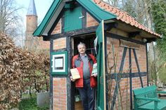 Vor drei Jahren rief Christoph Huppenbauer zusammen mit seiner Frau Käthe die Büchertauschbörse im restaurierten Plumpsklo auf dem historischen Pfarrhof ins Leben. Einmal pro Woche ordnet er die Bücher und sichtet den Bestand.
