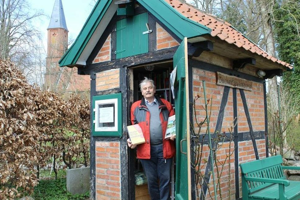 Vor drei Jahren rief Christoph Huppenbauer zusammen mit seiner Frau Käthe die Büchertauschbörse im restaurierten Plumpsklo auf dem historischen Pfarrhof ins Leben. Einmal pro Woche ordnet er die Bücher und sichtet den Bestand.