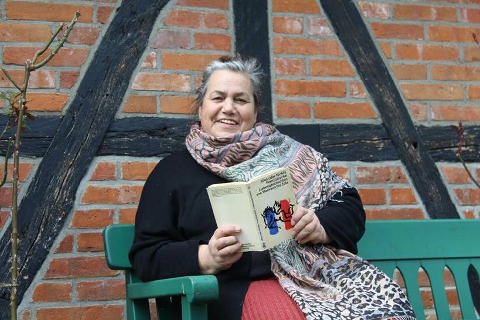 Loredana Benecke kommt regelmäßig mit ihren Enkeln zur Büchertauschbörse. Genauso gerne nutzt sie aber auch die Bank vor dem alten Fachwerkhäuschen, um dort in der Sonne zu sitzen und zu schmökern.