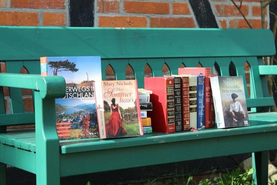 Das Spektrum der Büchertauschbörse im alten Plumpsklo reicht von Bildbänden und Ratgebern über Klassiker der Literatur bis zur leichten Belletristik.