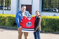 EHCT-Vorsitzender Dennis Sauerbrei und Timmendorfer Strands Bürgermeisterin Hatice Kara präsentieren ein Trikot mit dem neuen Logo. (Foto: EHCT)