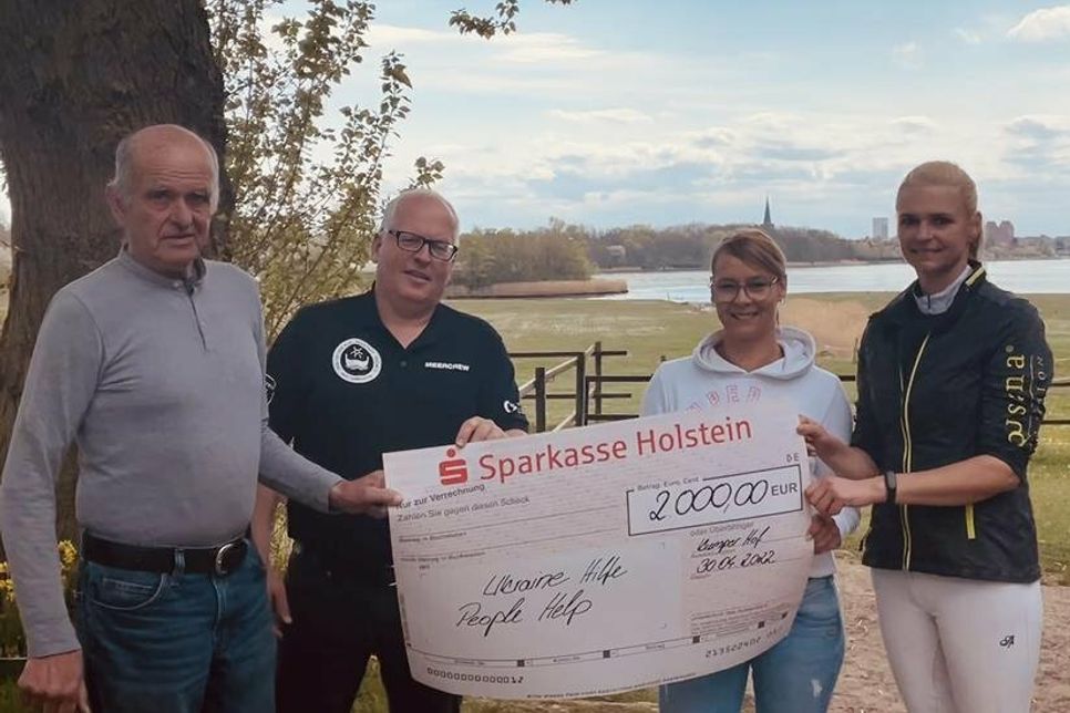 Symbolische Übergabe des Spendenschecks.