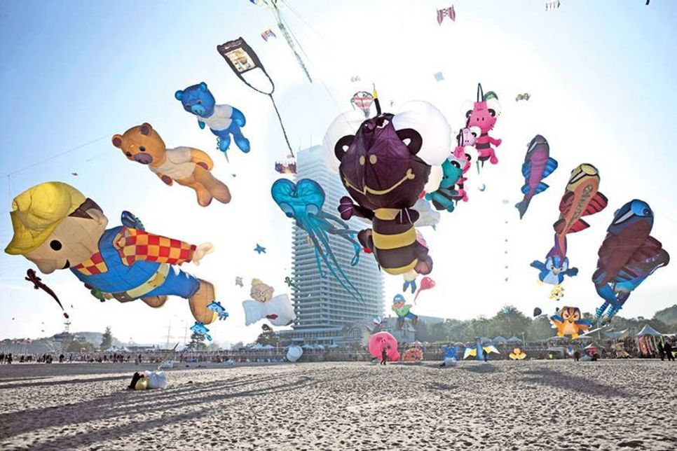 Am langen Wochenende, vom 29. September bis 3. Oktober, findet wieder das große Herbstdrachenfest in Travemünde statt.  (Foto: Vögele/LTM)