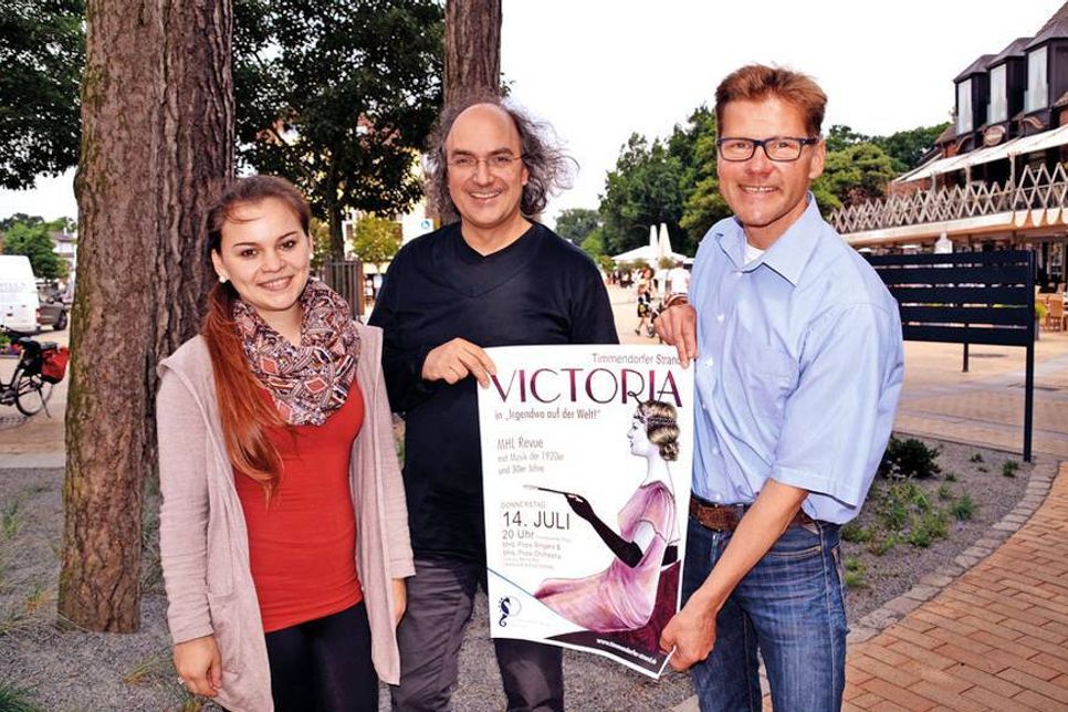 Studentin Katharina Horst de Cuesta, einer der Hauptdarstellerinnen, und Prof. Bernd Ruf freuen sich mit Tourismuschef Joachim Nitz auf die große Musik-Revue am Donnerstagabend. (Foto: René Kleinschmidt)