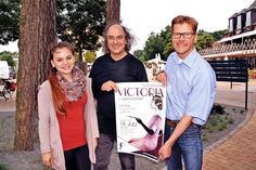 Studentin Katharina Horst de Cuesta, einer der Hauptdarstellerinnen, und Prof. Bernd Ruf freuen sich mit Tourismuschef Joachim Nitz auf die große Musik-Revue am Donnerstagabend. (Foto: René Kleinschmidt)