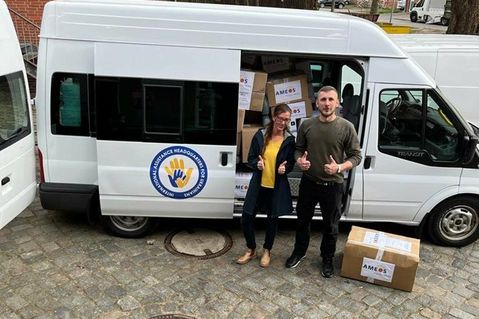 Daniela Berndt von der Ameos Klinik Neustadt mit Oleg Beresnev aus Kiew vom Kinderkrankenhaus.