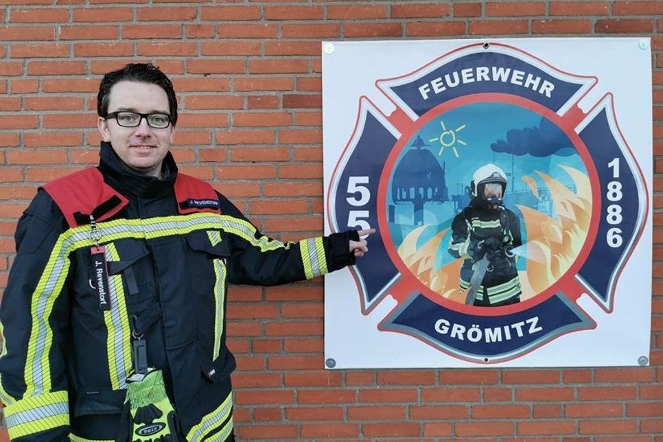 Ortswehrführer Jacob Revenstorf mit dem neuen Erkennungszeichen.