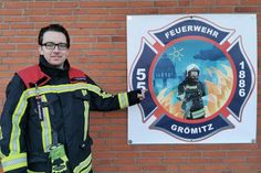 Ortswehrführer Jacob Revenstorf mit dem neuen Erkennungszeichen.