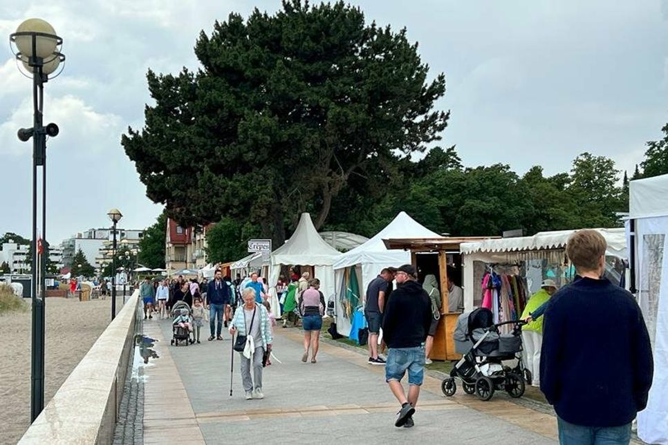 Entlang der Promenade befanden sich zahlreiche Stände mit Kunst, Kunsthandwerk und anderen schönen Dingen.