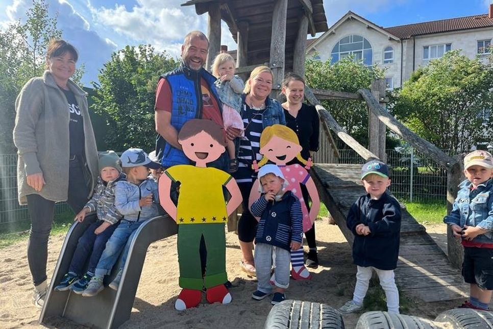 Die Holzfiguren verschönern den Eingangsbereich der Kita.