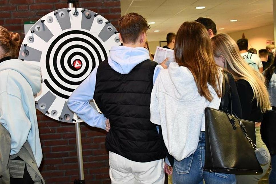 An über 40 Ständen berichten Auszubildende und Firmenvertreter vom Ausbildungsalltag sowie von Verdienst- und Aufstiegschancen.