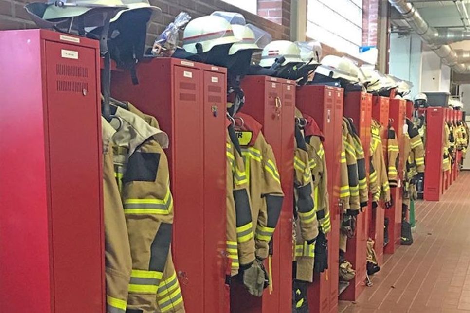 Allzeit bereit! Die Spinte mit den Uniformen der Feuerwehrleute.